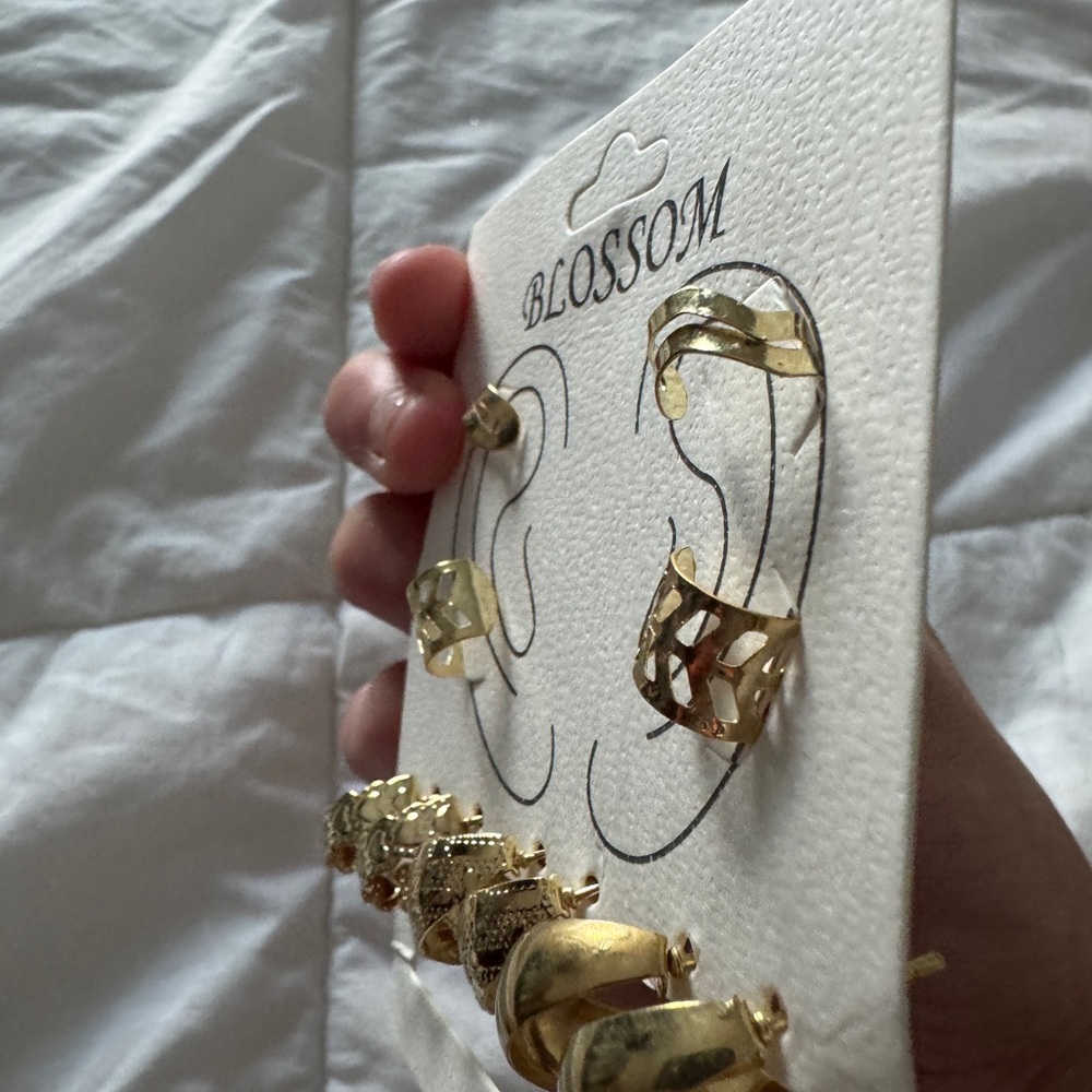 Source Unknown Gold Earring Collection - Picture 5 of 7